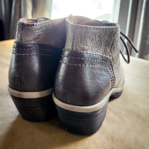 Women's Embossed Lace-Up Ankle Boot in Taupe - Picture 3 of 7